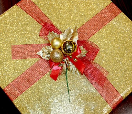 7" Christmas Ball Berry Leaves Pick
